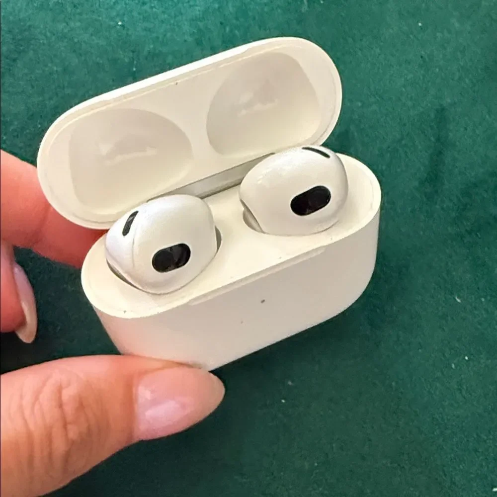 REFURBISHED AirPod Pro 2 - With White Wireless Earbuds Case - LIKE NEW